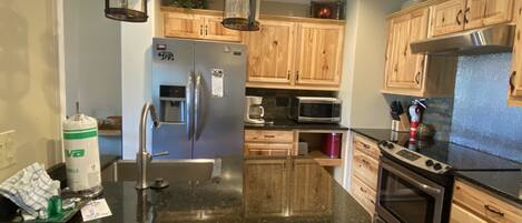 Een koelkast, een microgolfoven, een oven, een vaatwasser