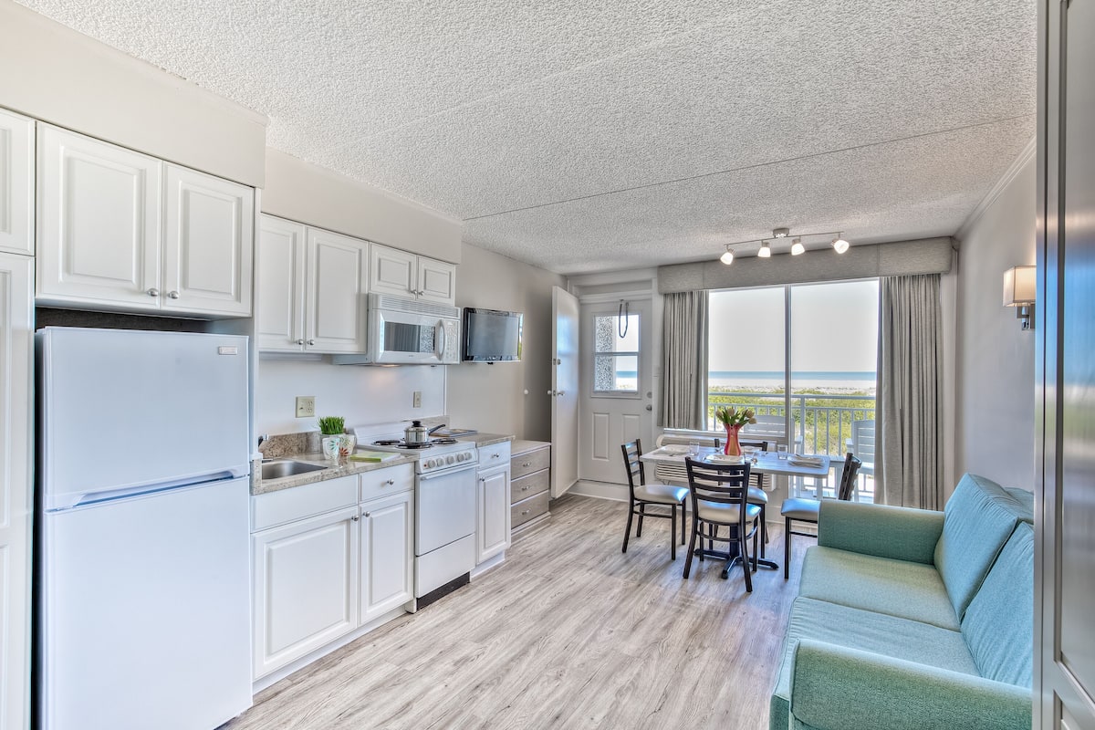 suite | private kitchenette | coffee/tea maker