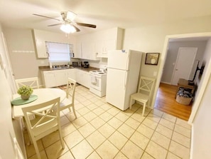 Fridge, microwave, oven, stovetop - St. Elmo Abode-3 mi to Ruby Falls (Chattanooga)