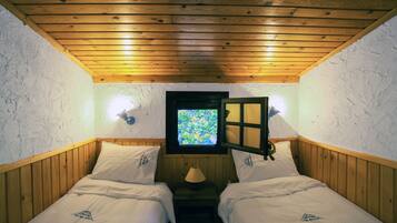 2 bedrooms, in-room safe, iron/ironing board, bed sheets