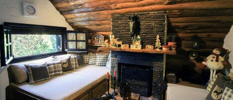 Fernseher, Kamin, Stereoanlage