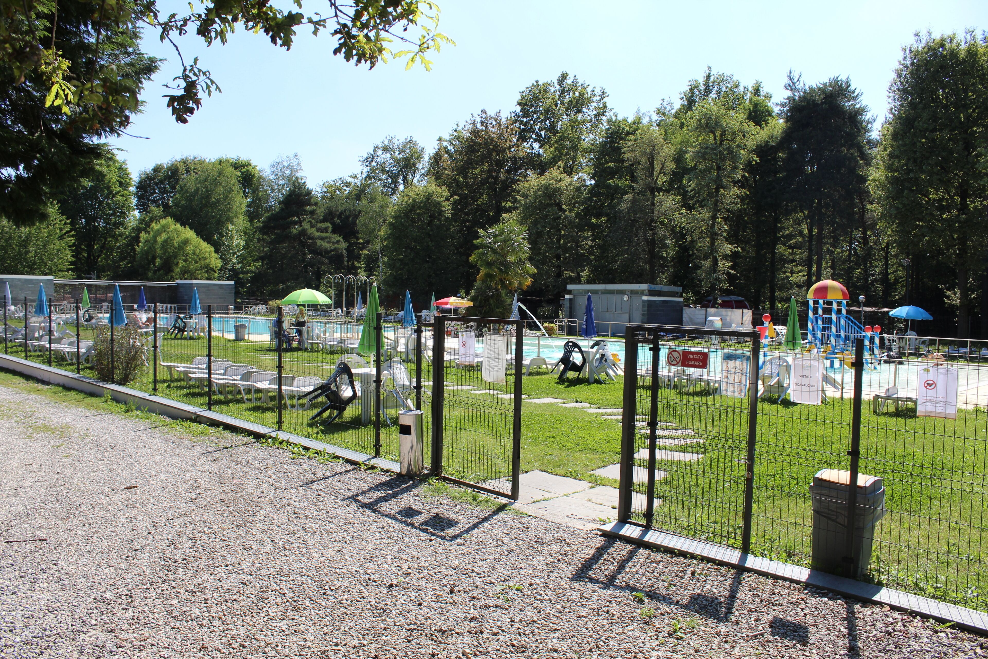 Außenpool (je nach Saison geöffnet), Sonnenschirme, Liegestühle