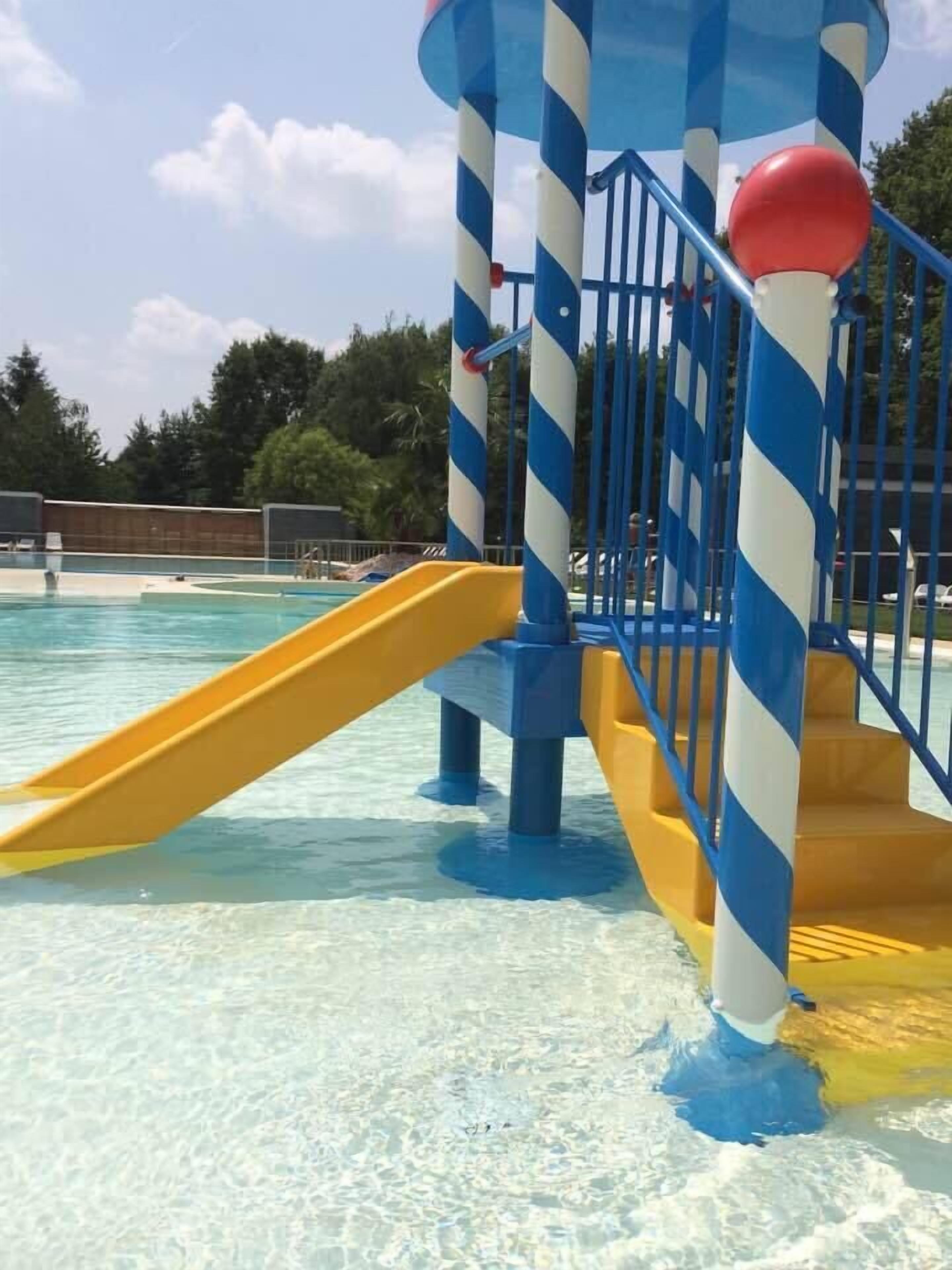 Een seizoensgebonden buitenzwembad en parasols bij het zwembad