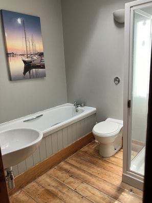 A bathroom with a bathtub, a toilet, and a shower. - Large Arts & Crafts Cottage with 7 bedrooms in Lymington near the coast (Lymington)