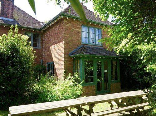 Large Arts & Crafts Cottage with 7 bedrooms  in Lymington near the coast