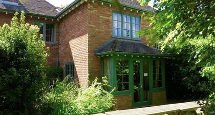 Large Arts & Crafts Cottage with 7 bedrooms in Lymington near the coast