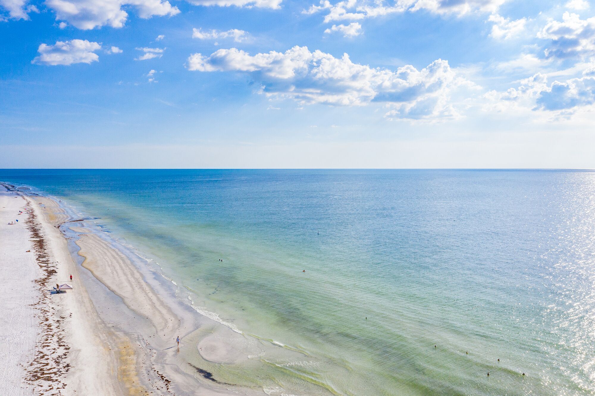 Plage, chaises longues