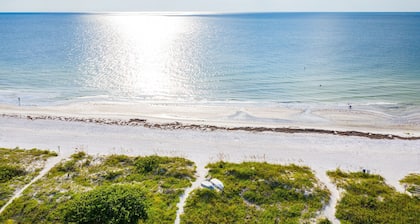 Historic Beach Cottage steps from the white sandy beach of Indian Rocks Beach