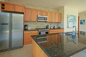 Vila superluxo | Cozinha privada | Geladeira grande, micro-ondas, fogão, cooktop