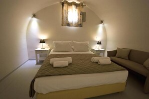 In-room safe, desk, soundproofing, free WiFi - Alafouzos Studios (Santorini)