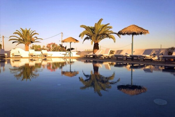 Seasonal outdoor pool - Alafouzos Studios (Santorini)