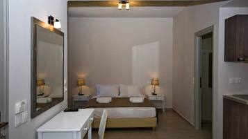 Standard-studio, näköala uima-altaalle (2 Adults) | 1 makuuhuone, tallelokero huoneessa, työpöytä, äänieristys