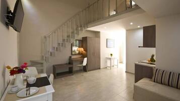 Superior-huoneisto, osittainen merinäköala (Split Level - 3 Adults) | Yksityinen keittiö | Minijääkaappi, liesi, vedenkeitin, keittoastiat/astiat/ruokailuvälineet