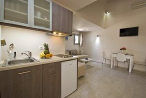 Family Apartment (Split Level - 4 Adults) | Private kitchen | Mini-fridge, stovetop, electric kettle, cookware/dishes/utensils - Alafouzos Studios (Santorini)