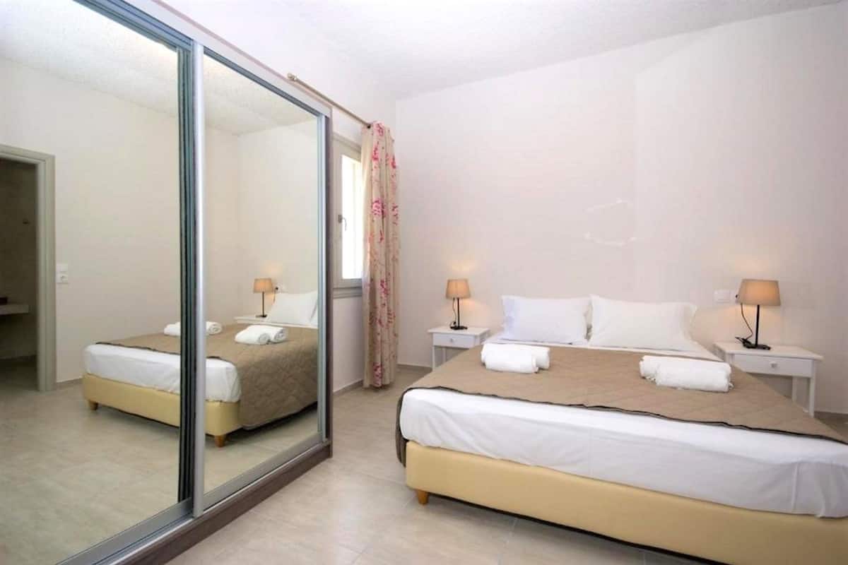 in-room safe, desk, soundproofing, free wifi