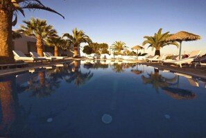 Seasonal outdoor pool - Alafouzos Studios (Santorini)