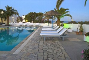 Seasonal outdoor pool - Alafouzos Studios (Santorini)