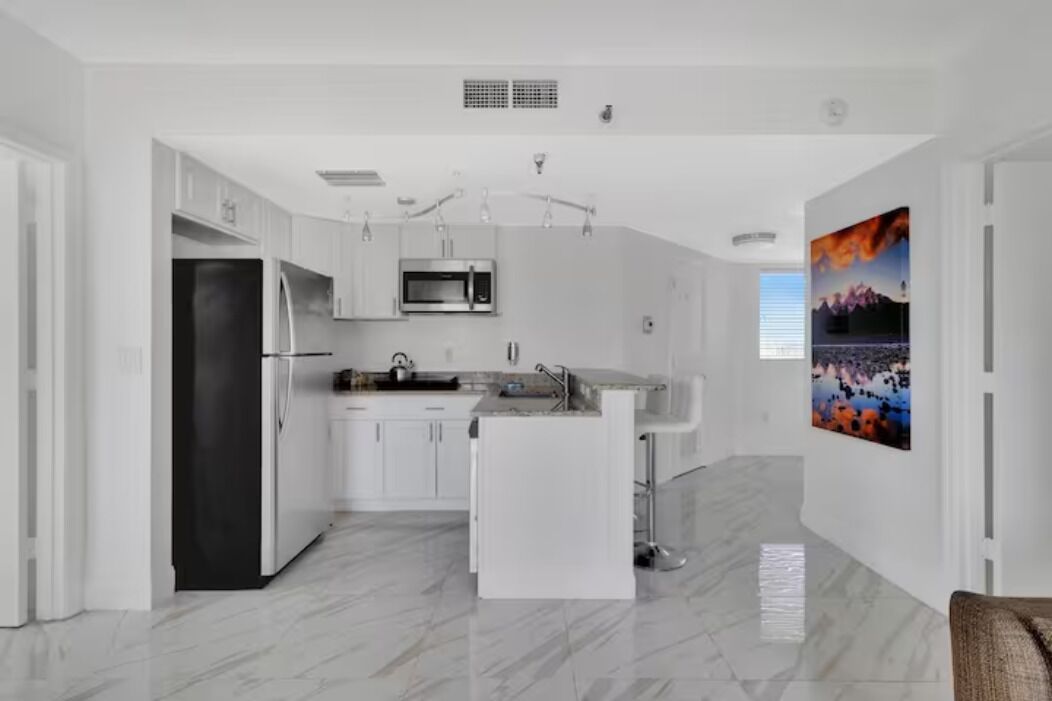 Réfrigérateur, micro-ondes, plaque de cuisson, lave-vaisselle