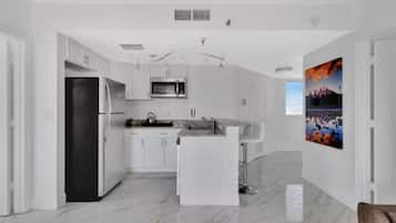 Refrigerador, microondas, parrilla de estufa y lavavajillas