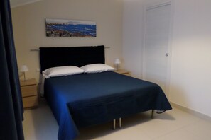 In-room safe, desk, laptop workspace, soundproofing - B&B Mansarda del Sole (Naples)