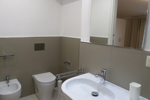 Basic Double or Twin Room | Bathroom | Shower, rainfall showerhead, hair dryer, bidet - B&B Mansarda del Sole (Naples)