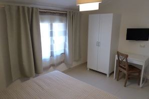 Habitación básica con 1 cama doble o 2 individuales | Caja fuerte, escritorio, espacio para trabajar con un portátil