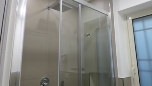 ベーシック ダブルまたはツインルーム | バスルーム | シャワー、レインフォールシャワー、ヘアドライヤー、ビデ