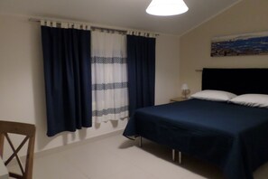 In-room safe, desk, laptop workspace, soundproofing - B&B Mansarda del Sole (Naples)