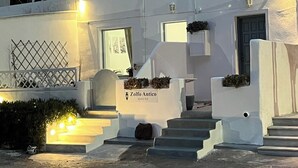 Un edificio blanco con un cartel que dice 
