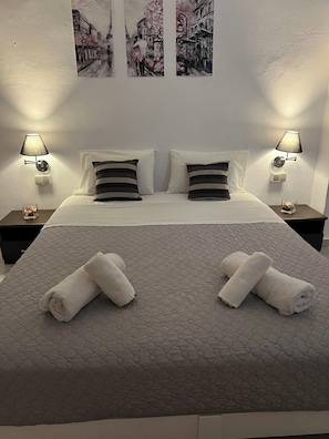 Basic Double Room - Sagma Beach Rooms (Santorini)