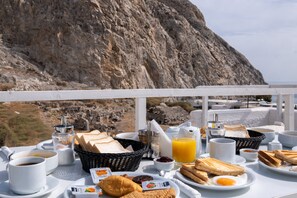 Breakfast area - Sagma Beach Rooms (Santorini)