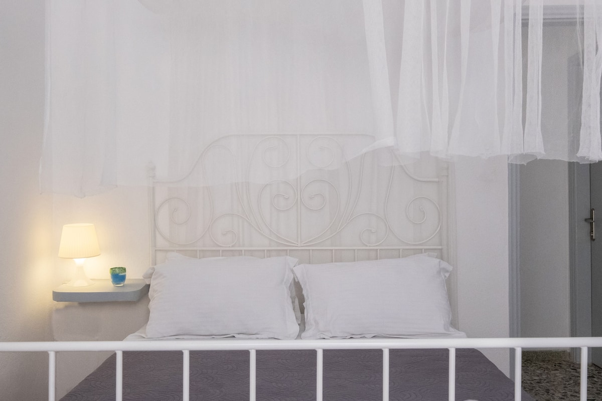 Quarto casal, no piso térreo | 1 quarto, ferros/tábuas de passar roupa, Wi-Fi de cortesia