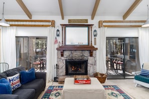 TV connectée, cheminée, lecteur de DVD