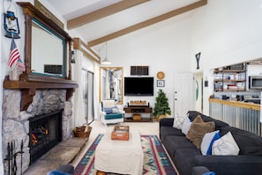 TV connectée, cheminée, lecteur de DVD