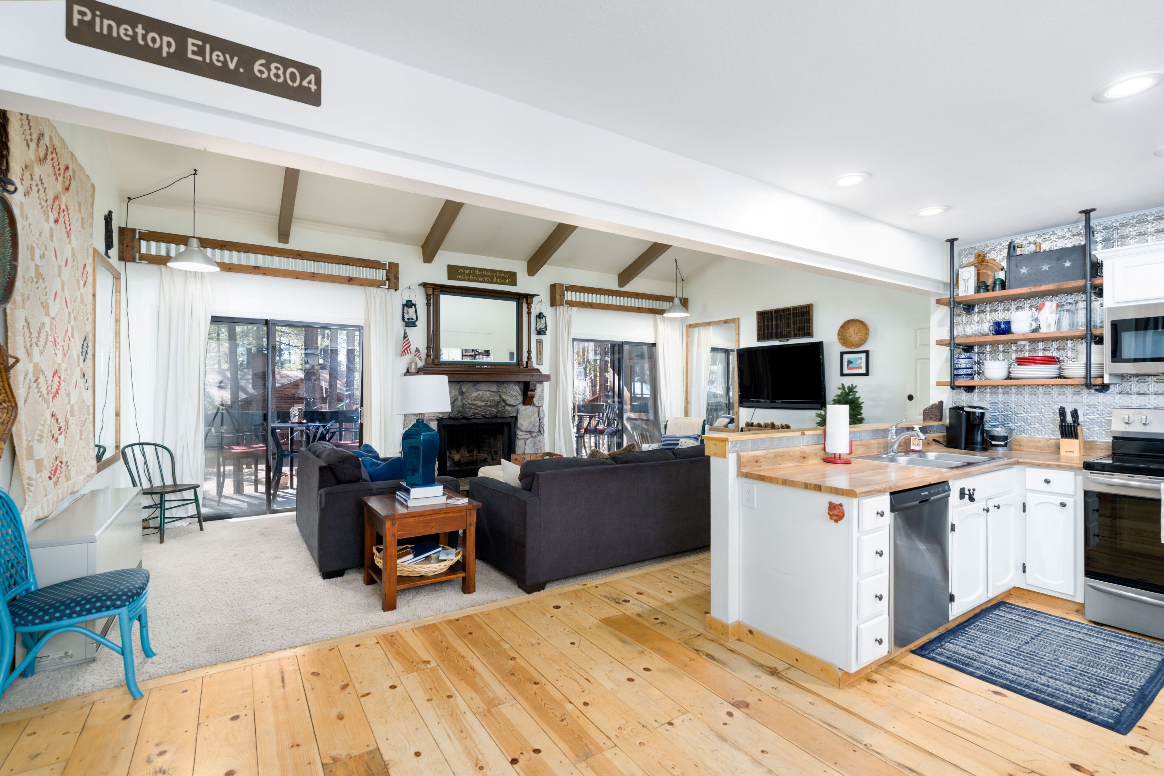 Smart TV, chimenea y reproductor de DVD 