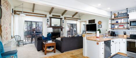 Smart TV, chimenea y reproductor de DVD