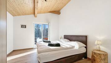 5 bedrooms, iron/ironing board, free WiFi, bed sheets