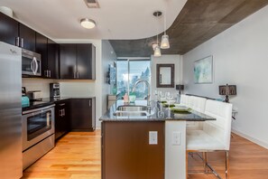 Executive Apartment | Private kitchen | Full-sized fridge, microwave, oven, stovetop