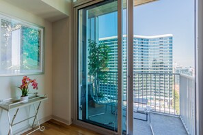 Elite Apartment | Balcony - CHIC COLLECTION by NOHOTEL on 6th Street (Atlanta)