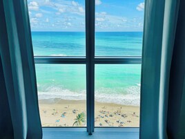 Ático panorámico, 2 habitaciones, balcón, vistas al mar | Cortinas opacas y sistema de insonorización