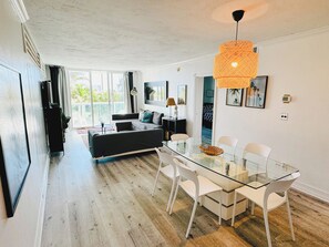 Appartement Supérieur, 2 chambres, balcon, vue piscine | Coin séjour | Télévision à écran plat de 32 pouces avec chaînes par câble, télévision