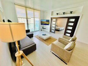 Panoramic Penthouse, 2 Bedrooms, Balcony, Ocean View | Living area