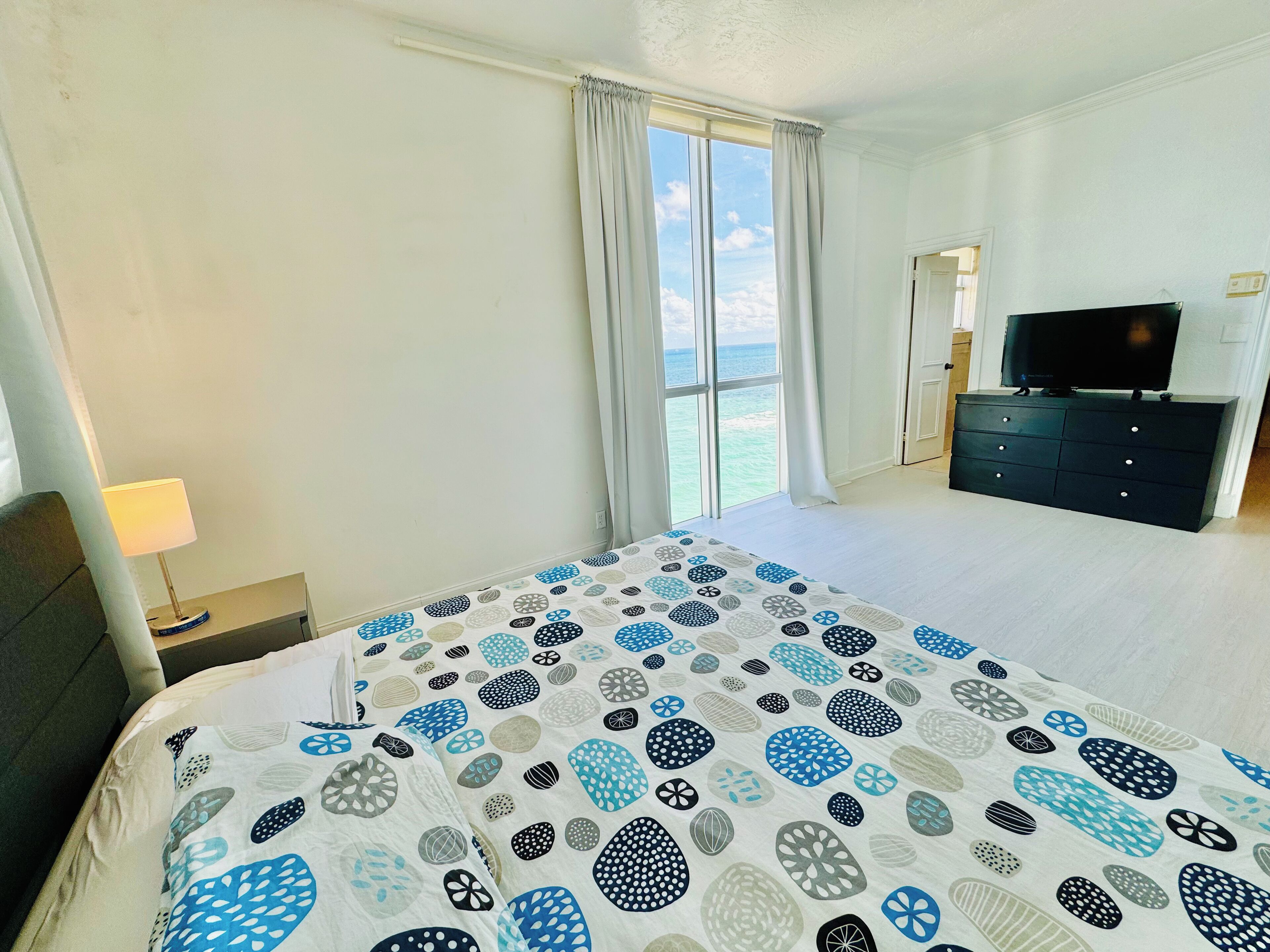 Ático panorámico, 2 habitaciones, balcón, vistas al mar | Cortinas opacas y sistema de insonorización