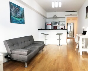 豪華開放式客房 | 客廳 | 32 吋平面電視連有線電視頻道、電視