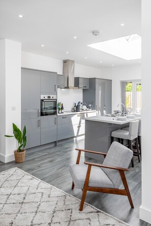 40-inch Smart TV with digital channels, TV, Netflix - Beautiful Apartment in Central Neighbourhood (Cardiff)