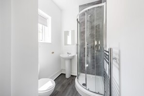 Luxury Apartment, 2 Bedrooms | Bathroom | Hair dryer, towels, soap, shampoo