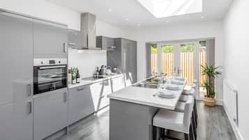 Luxury Apartment, 2 Bedrooms | Private kitchen | Fridge, microwave, oven, stovetop