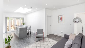 40-inch Smart TV with digital channels, TV, Netflix