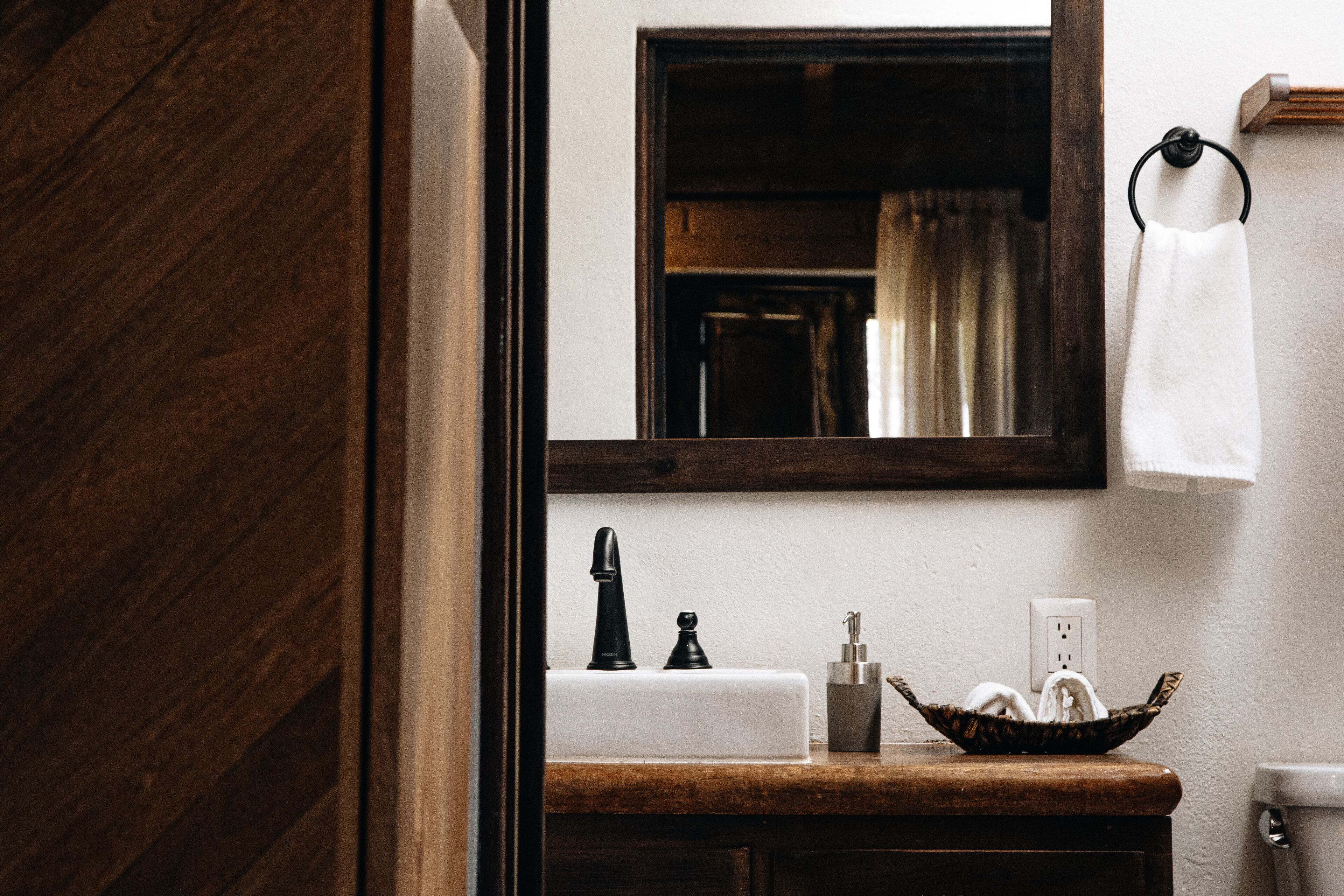 shower, rainfall showerhead, free toiletries, hair dryer