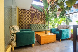 Se sirven desayunos, almuerzos y cenas; cocina local